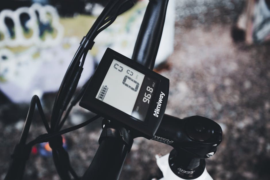 Wahoo Elemnt Bolt screen showing cycling metrics power cadence speed