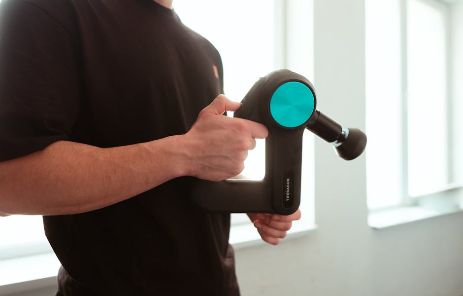 person using Theragun Elite on quadriceps after workout