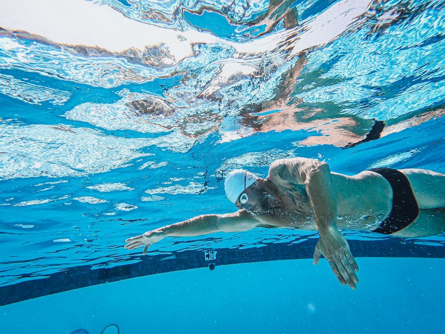 FORM goggles AR display showing lap times and stroke metrics underwater