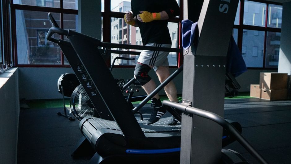 athlete sprinting on Woodway Curve treadmill in commercial gym
